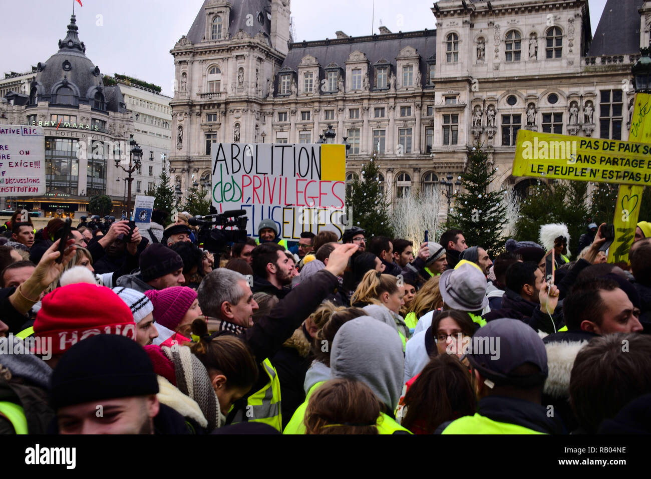 La France. 5 janvier 2019. Les manifestants se sont réunis et ont parlé de leurs se plaint à la place de l'hôtel de ville (hôtel de ville). Credit : Roger Ankri/Alamy Live News Banque D'Images