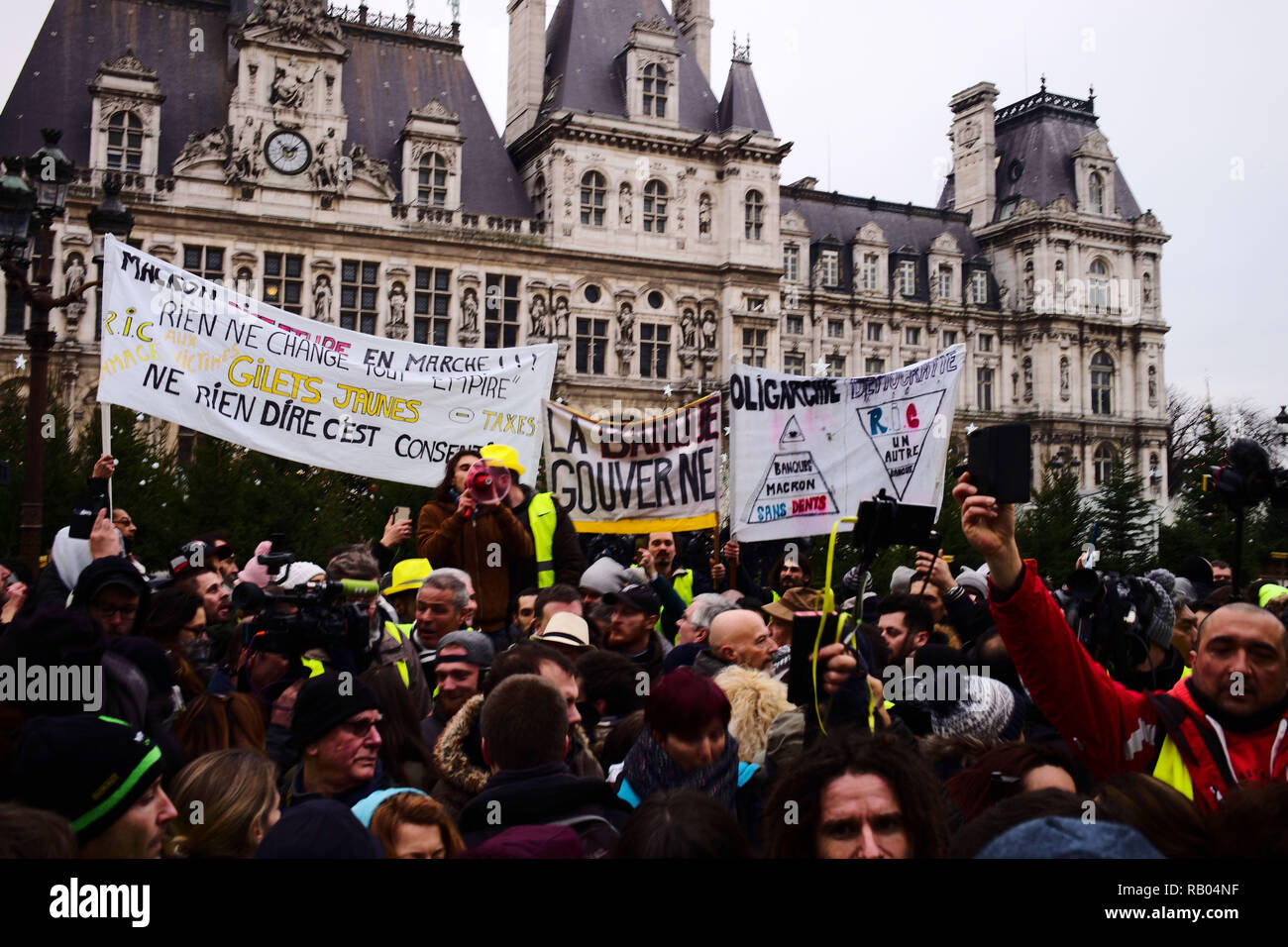 La France. 5 janvier 2019. Les manifestants se sont réunis et ont parlé de leurs se plaint à la place de l'hôtel de ville (Hôtel de Ville). Credit : Roger Ankri/Alamy Live News Banque D'Images