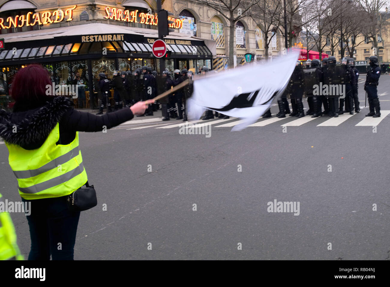 La France. 5 janvier 2019. Les manifestants se sont réunis et ont parlé de leurs se plaint à la place de l'hôtel de ville (Hôtel de Ville). Seul un démonstrateur est face à la police. Credit : Roger Ankri/Alamy Live News Banque D'Images
