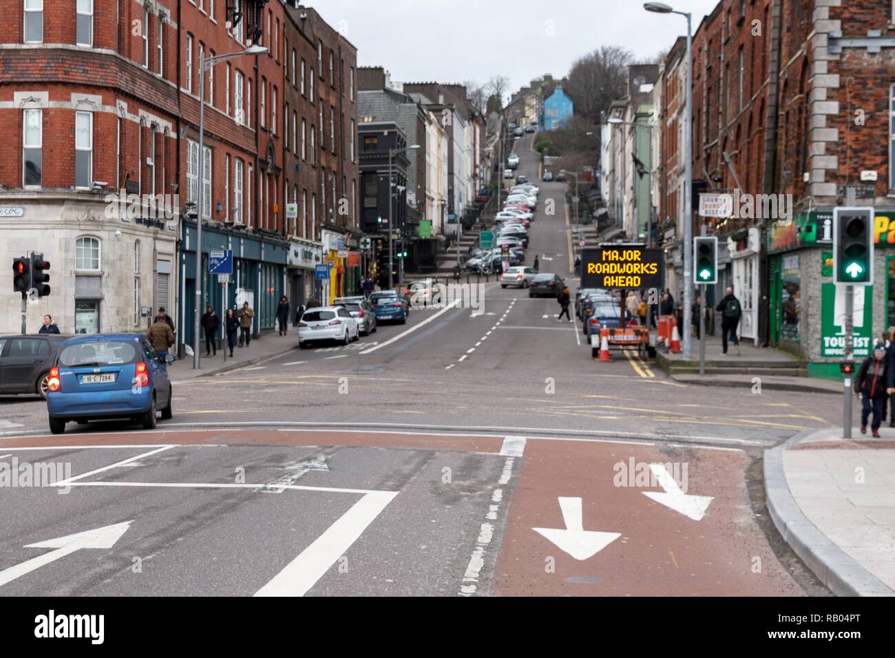 Cork, Irlande, le 5 janvier, 2019. MacCurtain Street Road Restricions, la ville de Cork. Le lundi 7 janvier il y aura des fermetures de voies en place pour faciliter l'installation d'une conduite principale sur le Souhside de la rue. La voie réservée sur la rue sera utilisé comme une deuxième voie de circulation en direct pour faciliter la fermeture de voie . Credit : Damian Coleman/Alamy Live News. Banque D'Images