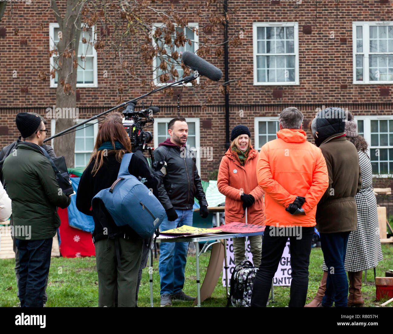 Une équipe de tournage de la BBC de faire un documentaire sur l'embourgeoisement et de nettoyage social. Avec le comédien anglais Geoffrey Norcott et membres de l'Enregistrer Reginald House et Old Tidemill Wildlife Garden groupe de protestation. Banque D'Images