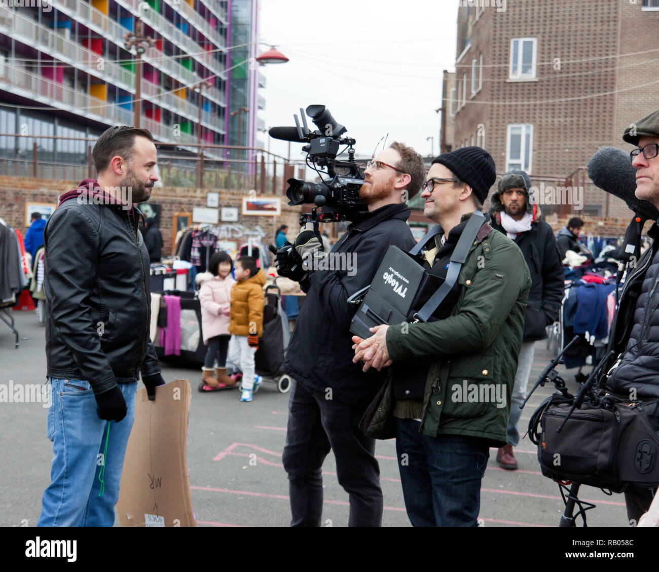 Une équipe de tournage de la BBC de faire un documentaire sur l'embourgeoisement et de nettoyage social. Avec le comédien anglais Geoffrey Norcott. Marché à Deptford, Deptford, Lewisham, sud-est de Londres. Banque D'Images