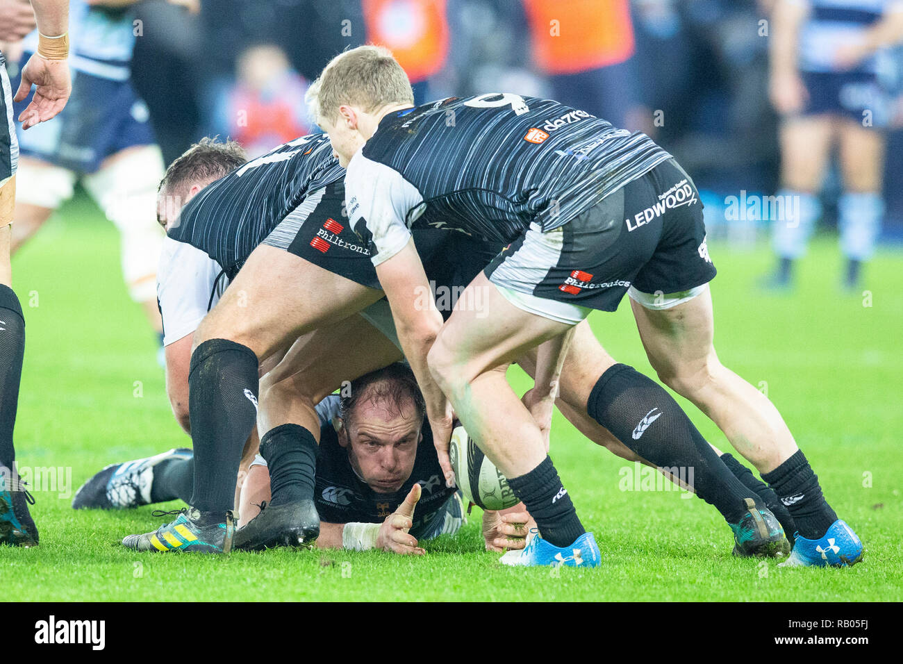 Ospreys Alun Wyn Jones de verrouillage présente la balle aux Balbuzards demi de mêlée Aled Davies dans le Guinness Pro14 match de rugby entre les balbuzards pêcheurs et les Cardiff Blues. Banque D'Images