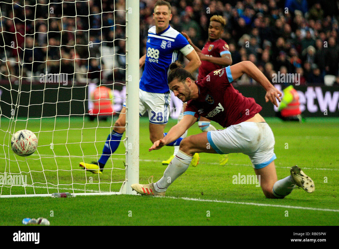 Londres, Royaume-Uni. 5 janvier 2018. Andy Carroll de West Ham United perd une chance de marquer. L'unis en FA Cup, 3ème tour, West Ham United v Birmingham City au stade de Londres, Queen Elizabeth Olympic Park de Londres le samedi 5 janvier 2019. Ce droit ne peut être utilisé qu'à des fins rédactionnelles. Usage éditorial uniquement, licence requise pour un usage commercial. Aucune utilisation de pari, de jeux ou d'un seul club/ligue/dvd publications . Crédit : Andrew Orchard la photographie de sport/Alamy Live News Banque D'Images