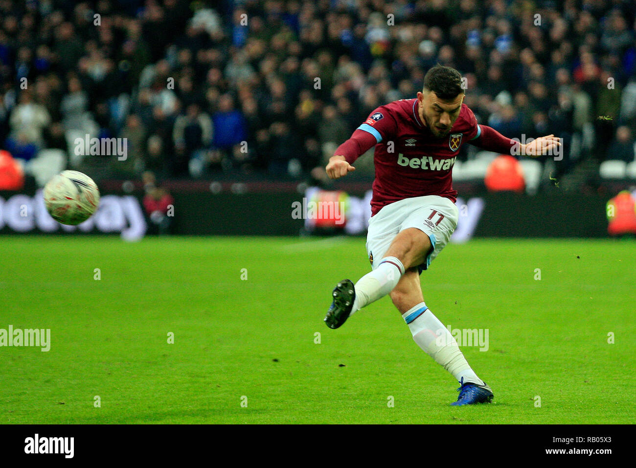 Londres, Royaume-Uni. 5 janvier 2018. Robert Snodgrass de West Ham United en action. L'unis en FA Cup, 3ème tour, West Ham United v Birmingham City au stade de Londres, Queen Elizabeth Olympic Park de Londres le samedi 5 janvier 2019. Ce droit ne peut être utilisé qu'à des fins rédactionnelles. Usage éditorial uniquement, licence requise pour un usage commercial. Aucune utilisation de pari, de jeux ou d'un seul club/ligue/dvd publications . Crédit : Andrew Orchard la photographie de sport/Alamy Live News Banque D'Images