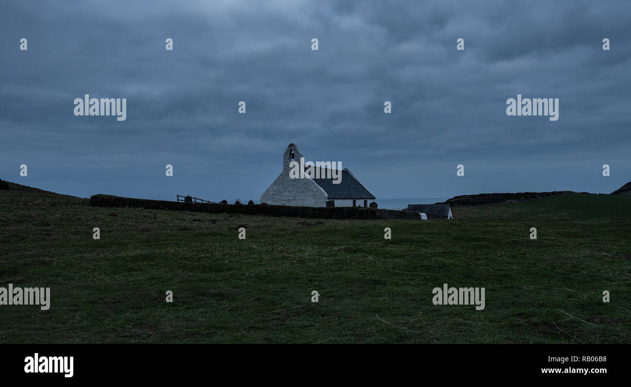 Mwnt, Ceredigion, pays de Galles de l'Ouest. UK. 5 janvier 2019. UK : Météo nuages recueillir plus de Mwnt Moody au crépuscule. Credit : Celia McMahon/Alamy Live News Banque D'Images