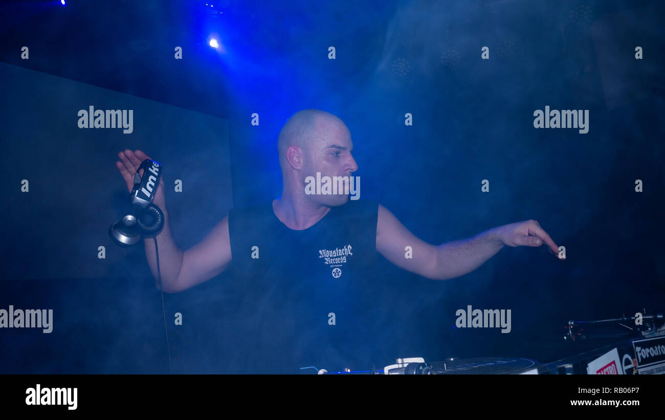 Madrid, Espagne. 5 janvier 2019. Célèbre producteur de musique et DJ David Vunk, qui est derrière l'étiquette de la moustache Records, réalisée pour la première fois à Madrid, devant des centaines de fans. Credit : Lora Grigorova/Alamy Live News Banque D'Images