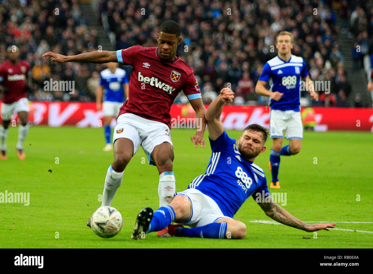 Londres, Royaume-Uni. 5 janvier 2018. Xande Silva de West Ham United (L) est abordé par Harlee Doyen de la ville de Birmingham (R). L'unis en FA Cup, 3ème tour, West Ham United v Birmingham City au stade de Londres, Queen Elizabeth Olympic Park de Londres le samedi 5 janvier 2019. Ce droit ne peut être utilisé qu'à des fins rédactionnelles. Usage éditorial uniquement, licence requise pour un usage commercial. Aucune utilisation de pari, de jeux ou d'un seul club/ligue/dvd publications . Crédit : Andrew Orchard la photographie de sport/Alamy Live News Banque D'Images