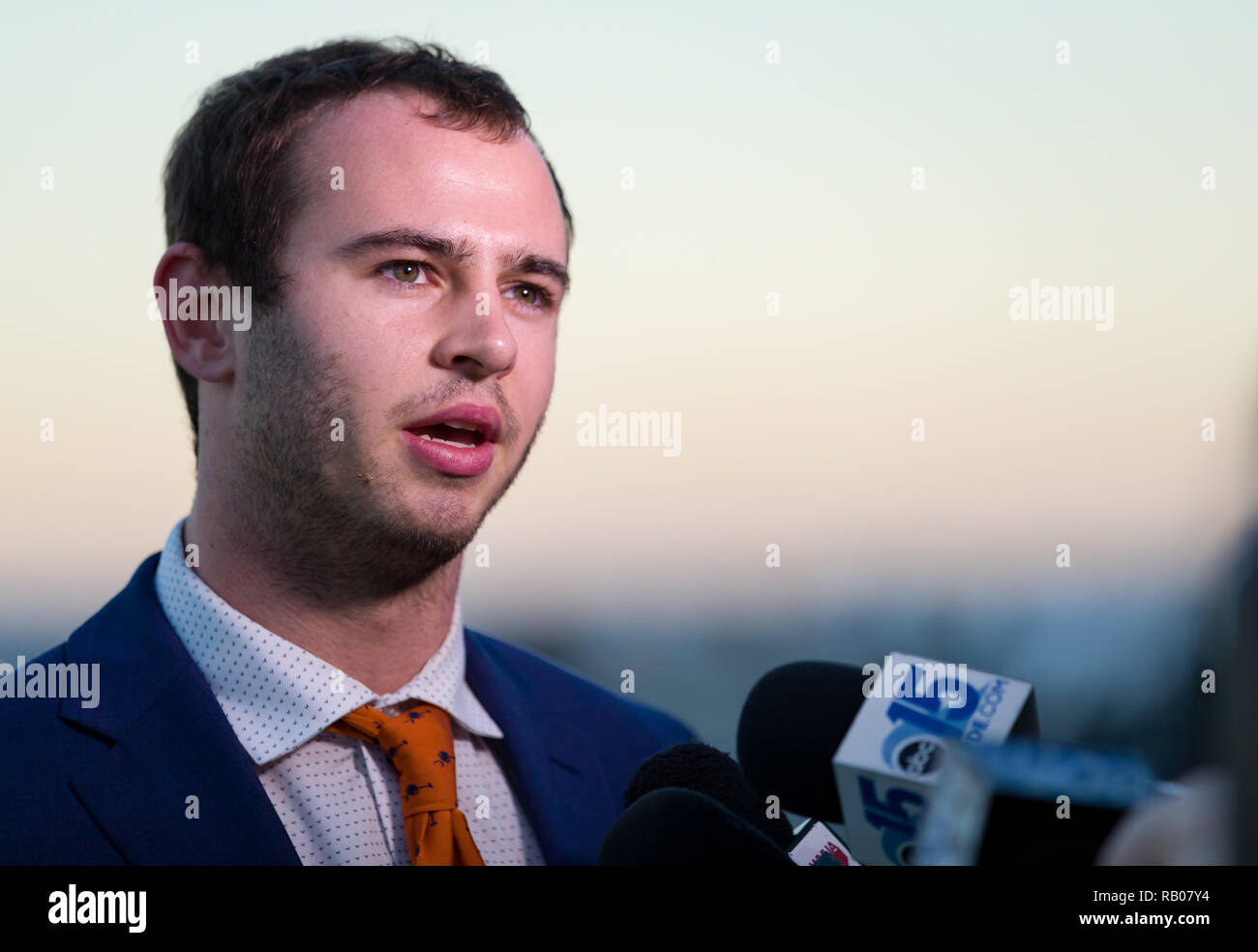 Santa Clara, Californie, États-Unis. 4 janvier, 2019. Janvier 03, 2019 - San Jose, Californie, États-Unis - Clemson Tigers wide receiver Hunter Renfrow (13) parle avec les médias après son arrivée à la Norman Y Mineta San Jose International Airport avant les éliminatoires du championnat national de football match entre le Clemson Tigers et de l'Alabama Crimson Tide chez Levi's Stadium, Santa Clara, Californie. Crédit : Adam Lacy/ZUMA/Alamy Fil Live News Banque D'Images