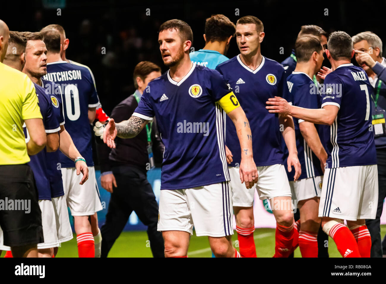 Glasgow, Royaume-Uni. 5e jan 2019. Jour 2 de l'action de l'FansBet 6 étoiles tournoi au SSE Hydro dans Glasgow. Partie 6 - l'Angleterre contre l'Ecosse Barry Ferguson (C) conduit son parti à la victoire contre l'Angleterre lors du dernier match de la journée au tournoi de six étoiles à Glasgow Crédit : Colin Poultney/Alamy Live News Banque D'Images