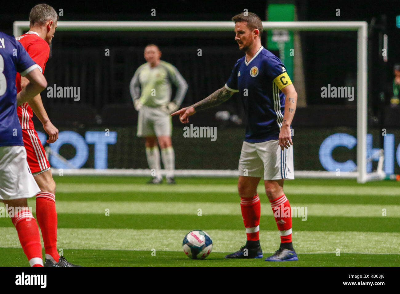 Glasgow, Royaume-Uni. 5e jan 2019. Jour 2 de l'action de l'FansBet 6 étoiles tournoi au SSE Hydro dans Glasgow. Jeu 2 - Le Pays de Galle contre l'Ecosse Barry Ferguson (C) lors de l'étoile 6 tournoi dans Glasgow Crédit : Colin Poultney/Alamy Live News Banque D'Images