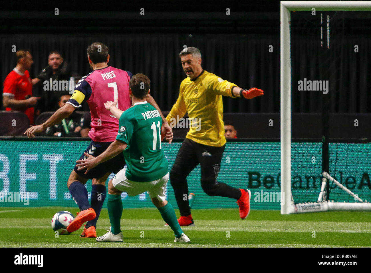 Glasgow, Royaume-Uni. 5e jan 2019. Jour 2 de l'action de l'FansBet 6 étoiles tournoi au SSE Hydro dans Glasgow. Jeu 1 - Reste du monde vs République d'Irlande représentant le reste du monde Robert Pires (C) revient à défendre et arrête la course de Richie Partridge permettant son gardien Vitor Baia (GK) lors de l'étoile 6 tournoi dans Glasgow Crédit : Colin Poultney/Alamy Live News Banque D'Images