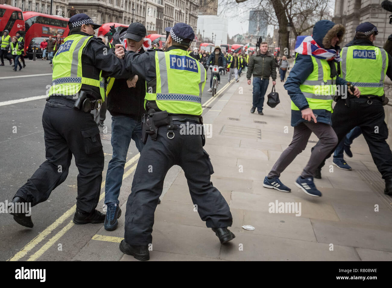 Londres, Royaume-Uni. 5 janvier 2019. Pro-Brexit se fait appeler les manifestants jaune 'UK' circulation bloquer les routes et de la circulation, à Westminster. Crédit : Guy Josse/Alamy Live News Banque D'Images