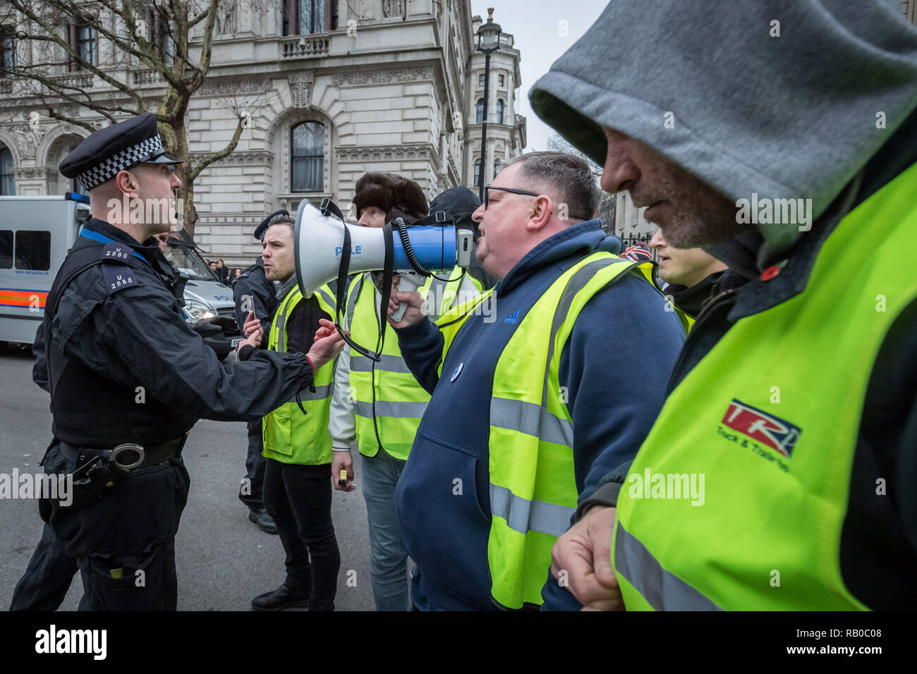Londres, Royaume-Uni. 5 janvier 2019. Pro-Brexit se fait appeler les manifestants jaune 'UK' circulation bloquer les routes et de la circulation, à Westminster. Crédit : Guy Josse/Alamy Live News Banque D'Images