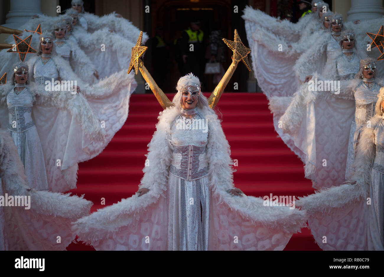 Malaga, Espagne. 5e jan 2019. Vu les femmes vêtus de costumes de fantaisie de danser à l'extérieur de l'hôtel de ville qu'ils prendront part au défilé au cours de la célébration de l'épiphanie, un défilé des trois sages. Credit : SOPA/Alamy Images Limited Live News Banque D'Images
