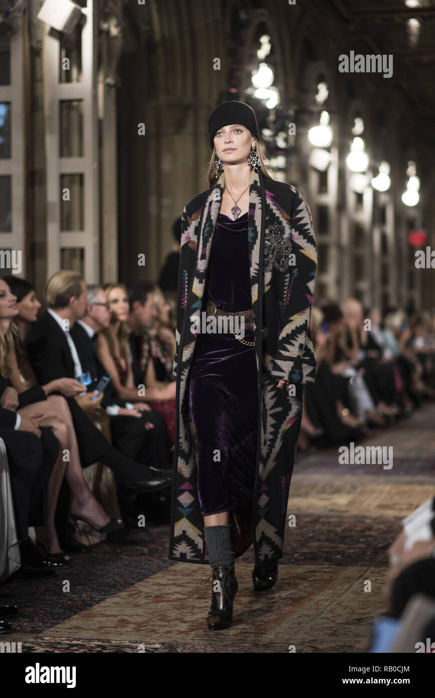A model walks the runway at the Ralph Lauren Spring 2023 Fashion Experience  on Thursday, Oct. 13, 2022, at The Huntington in Pasadena, Calif. (AP  Photo/Chris Pizzello Stock Photo - Alamy