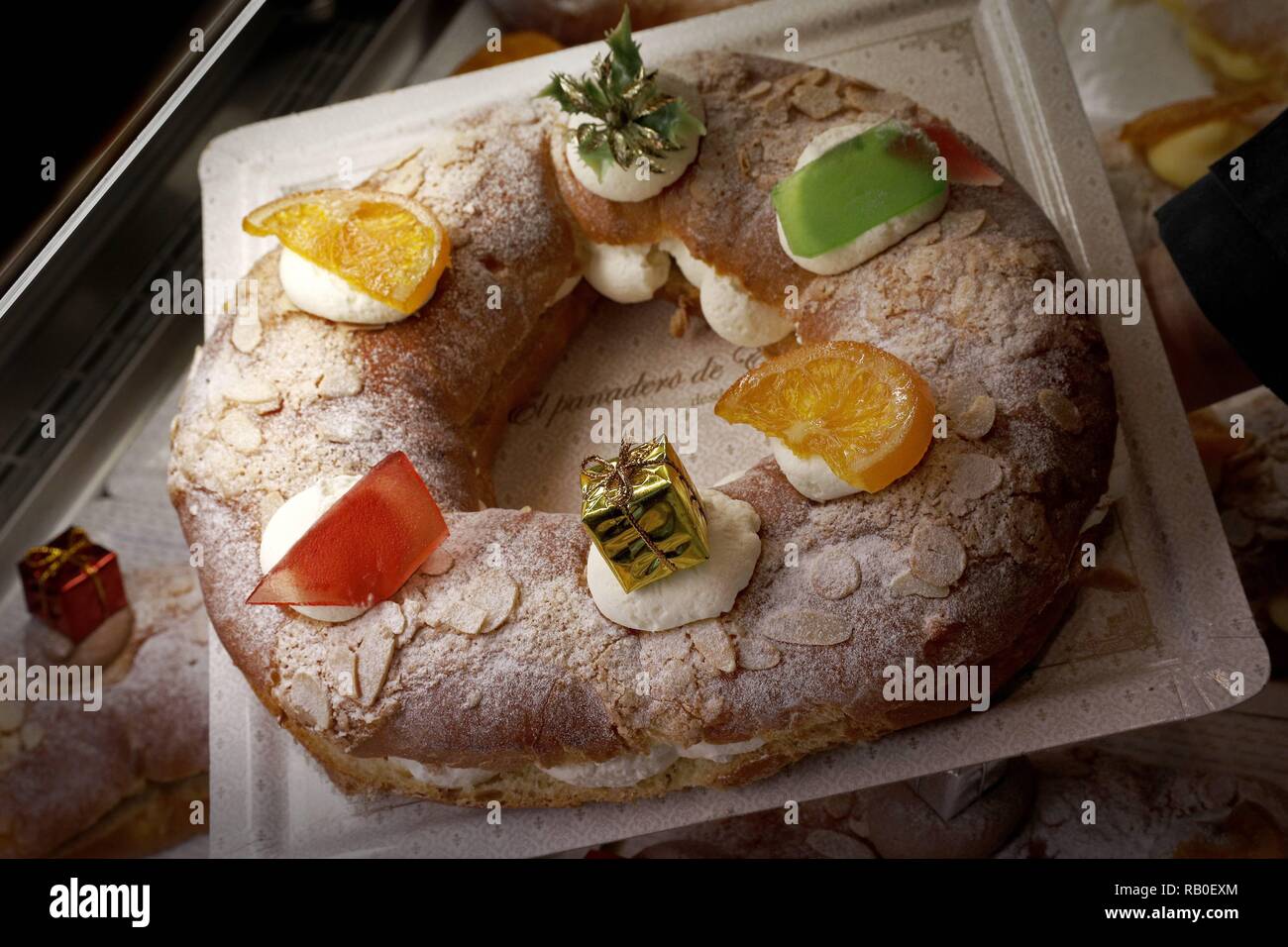 Pamplona Espagne 6 Janvier 19 Un Gateau Aux Trois Rois Les Trois Rois Cake A Ete Initie En France Du 18eme Siecle Durant Le Regne De Louis Xv De France Et Sa