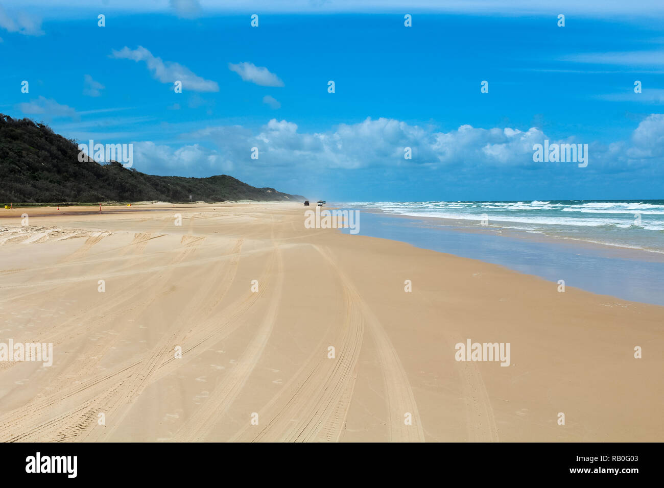 Vide et déserté soixante-quinze Mile Beach sur l'île Fraser au cours de l'été avec les voies de bus (Fraser Island, Queensland, Australie) Banque D'Images