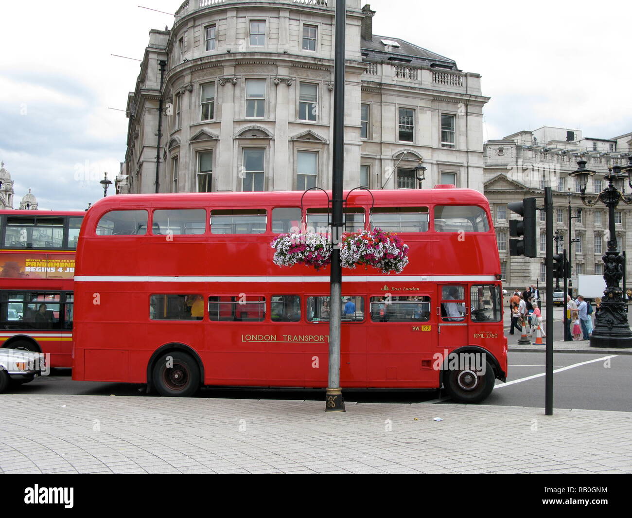 London bus à impériale rouge à Trafalgar Square en été dans le trafic important. London Transport. Banque D'Images
