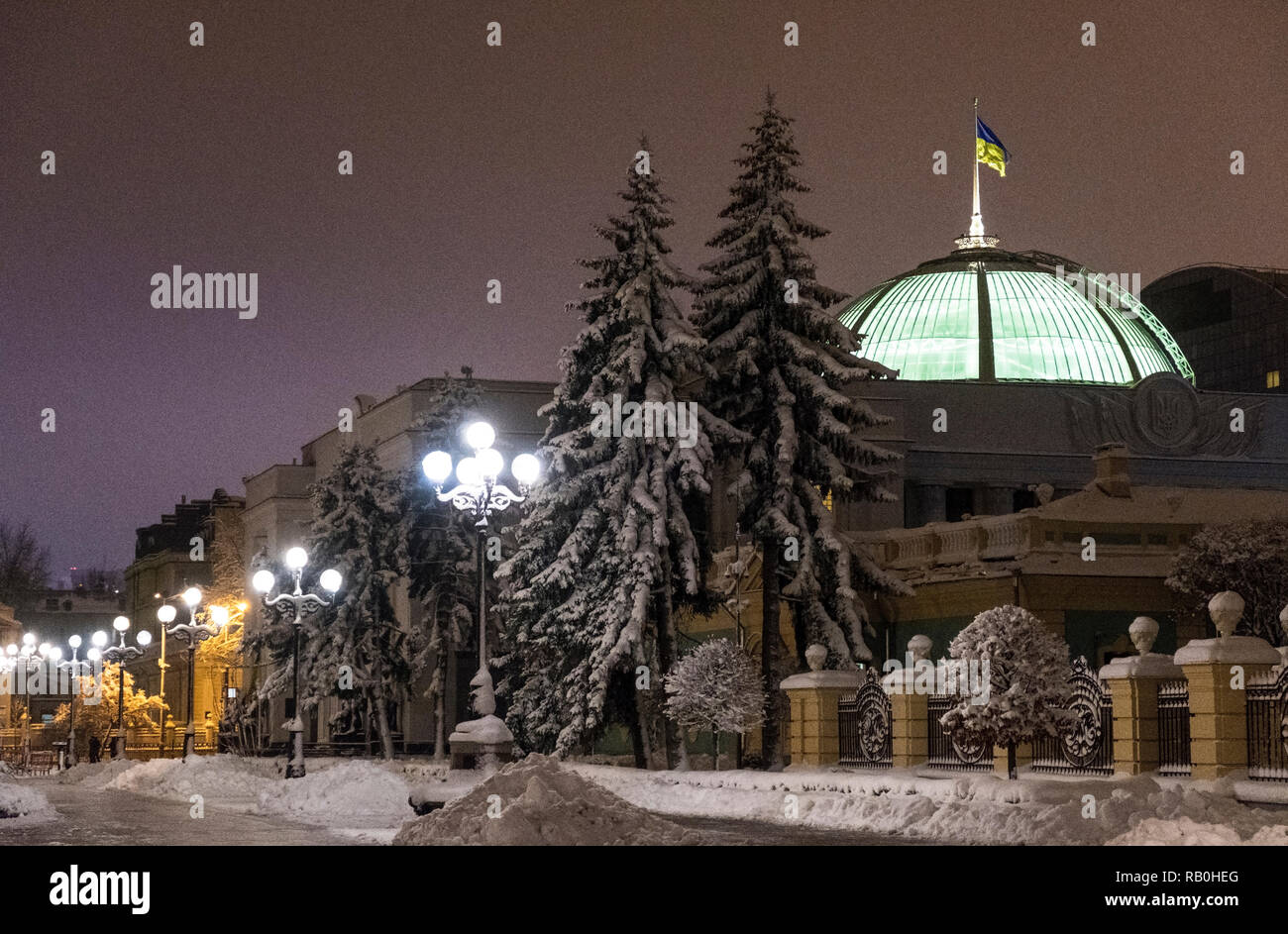 Kiev, Ukraine - 15 décembre 2018 : soirée de Kiev. Parc Mariinsky couverte de neige en face de la Verkhovna Rada de Lukraine Banque D'Images