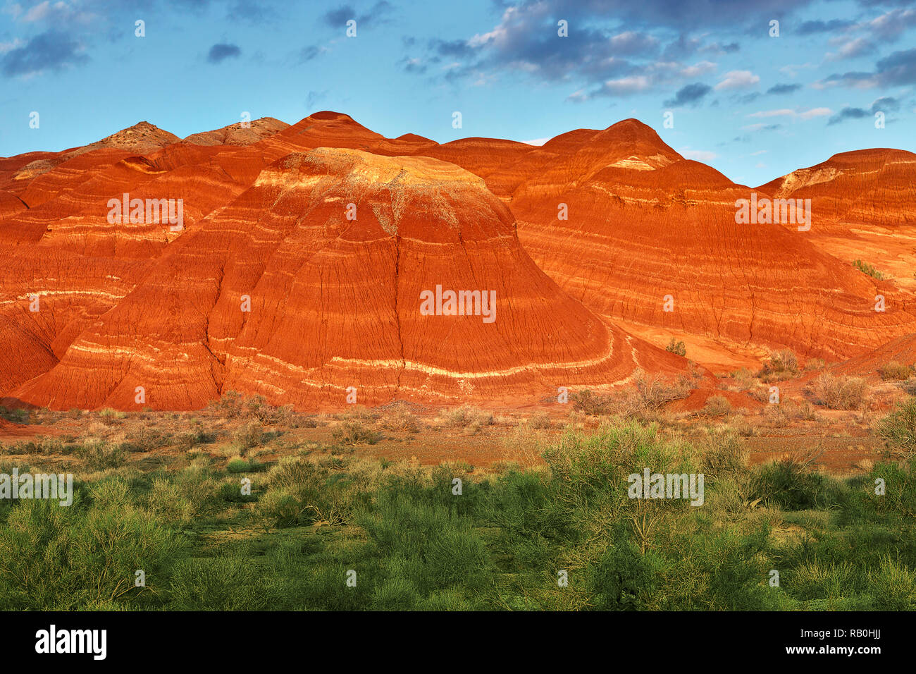 Des formations rocheuses et terrain extrême dans les montagnes d'Aktau connu aussi sous le nom de Montagnes Blanches, au Kazakhstan Banque D'Images