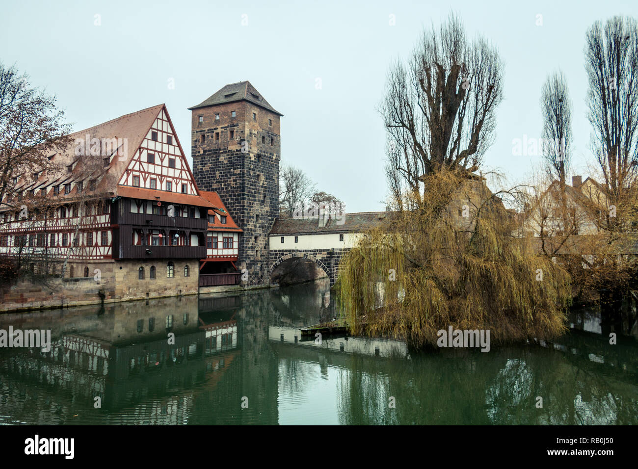 Et Henkerhaus Henkersteg avec reflet dans la rivière, dans la vieille ville de Nuremberg / Nürnberg vus de Maxbrücke (Nuremberg, Allemagne, Europe) Banque D'Images