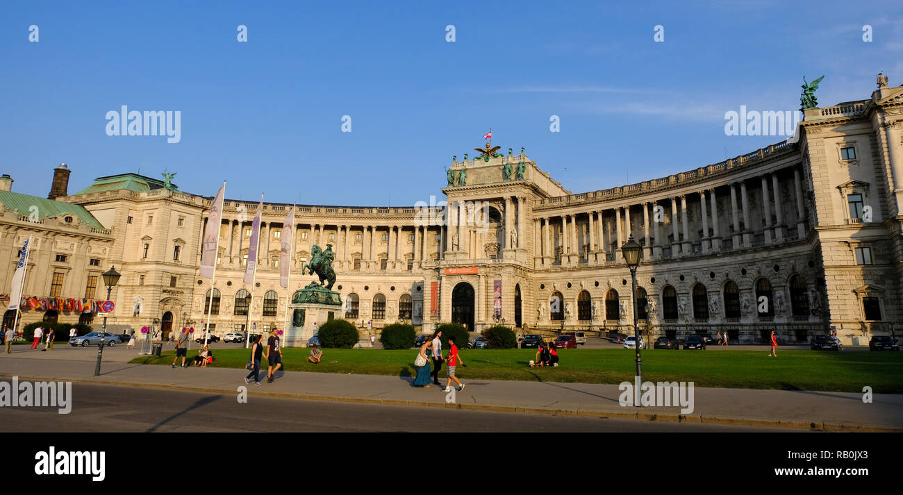 Palais impérial Hofburg de Vienne dans la Heldenplatz carré ouvert , Autriche Banque D'Images