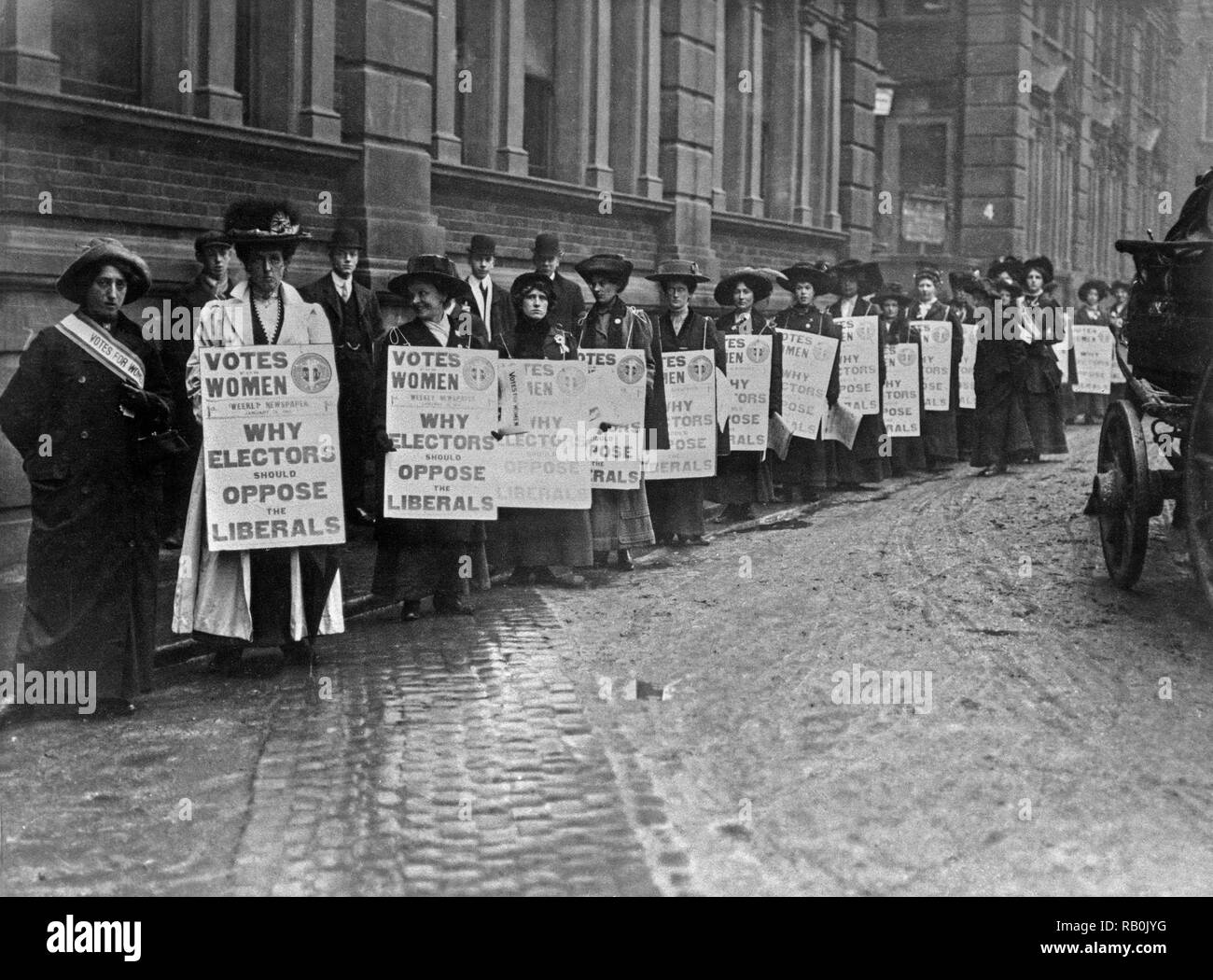 Londres 1910. Les membres du mouvement des suffragettes de femmes campagne contre le parti libéral britannique avant l'élection générale de 1910. Banque D'Images