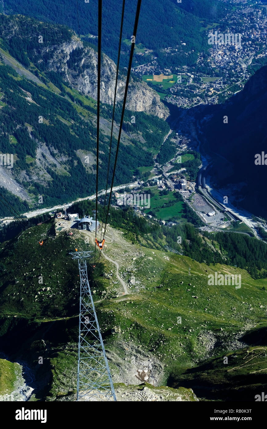 Vue depuis le téléphérique du Mont-blanc sur Courmayeur et Aoste. Le Skyway Monte Bianco cable car jusqu'à la pointe Helbronner dans le massif du Mont Blanc. Banque D'Images
