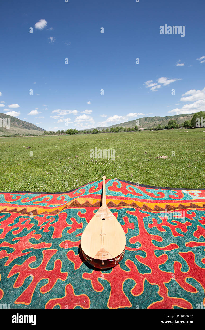 Instrument de musique nationale kazakhe appelée Dombra, au Kazakhstan. Banque D'Images