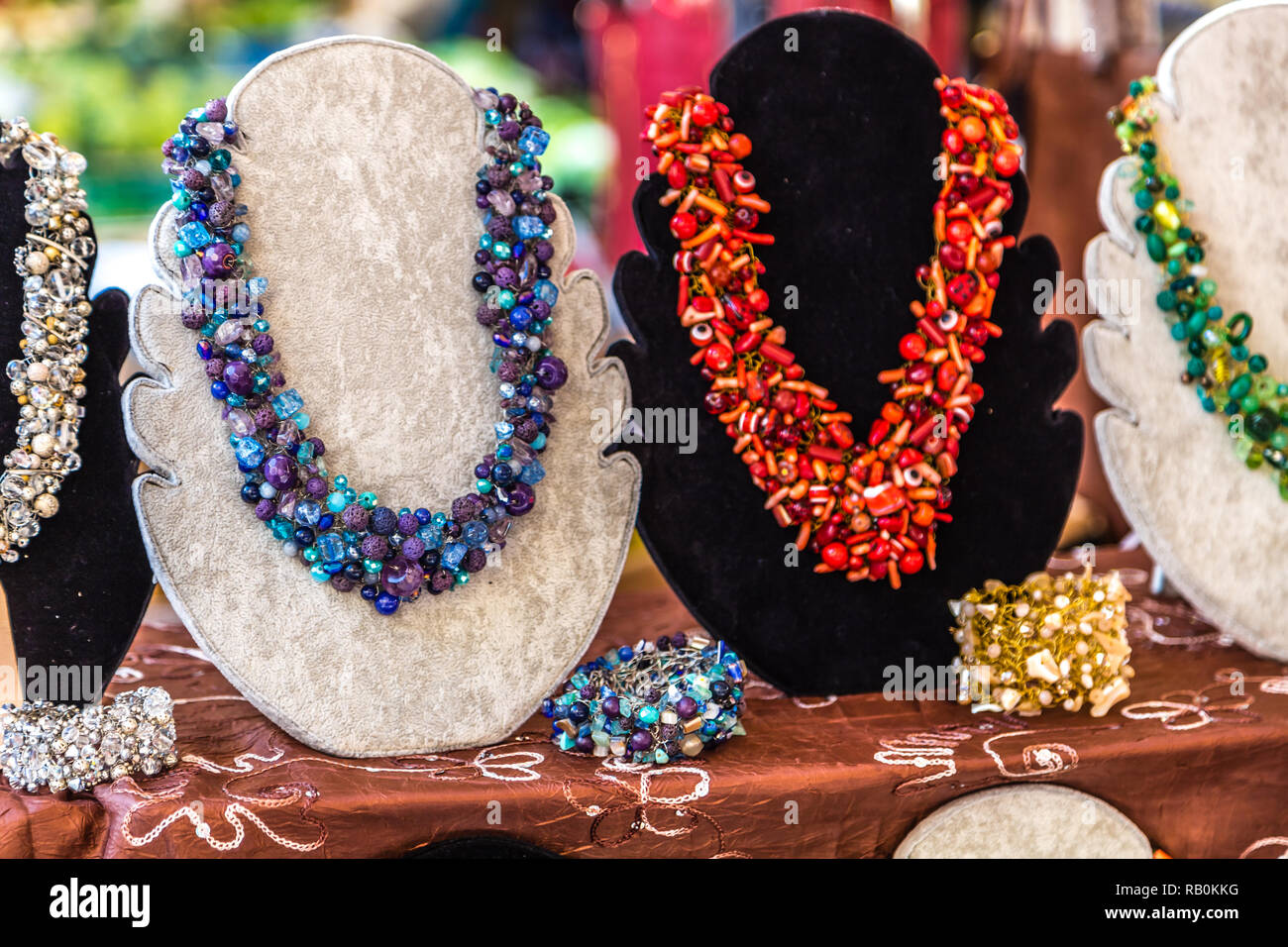 Les bijoux de colliers à vendre à market stall Banque D'Images