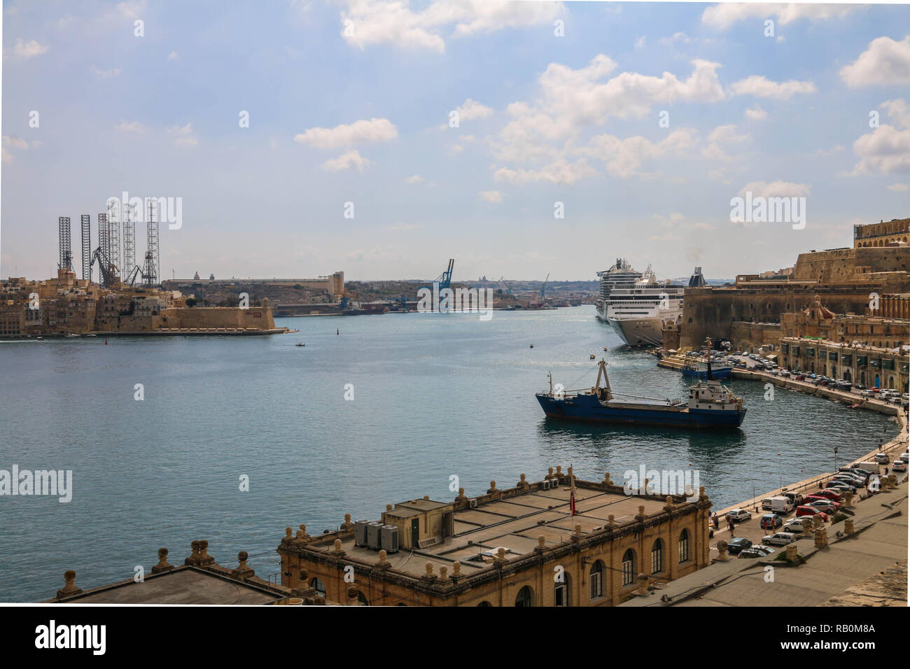 MSC Opera cruiser bateau dans le port de La Valette à La Valette, Malte Banque D'Images