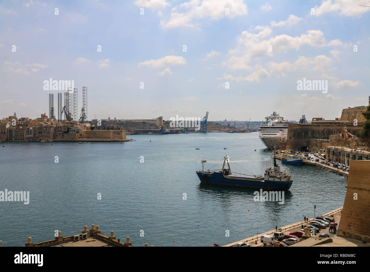MSC Opera cruiser bateau dans le port de La Valette à La Valette, Malte Banque D'Images