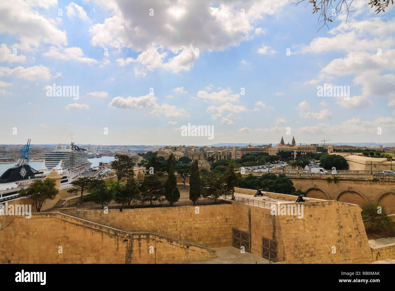 MSC Seaview cruiser navire ancré dans le port de La Valette, sur une journée ensoleillée d'automne à La Valette, Malte Banque D'Images