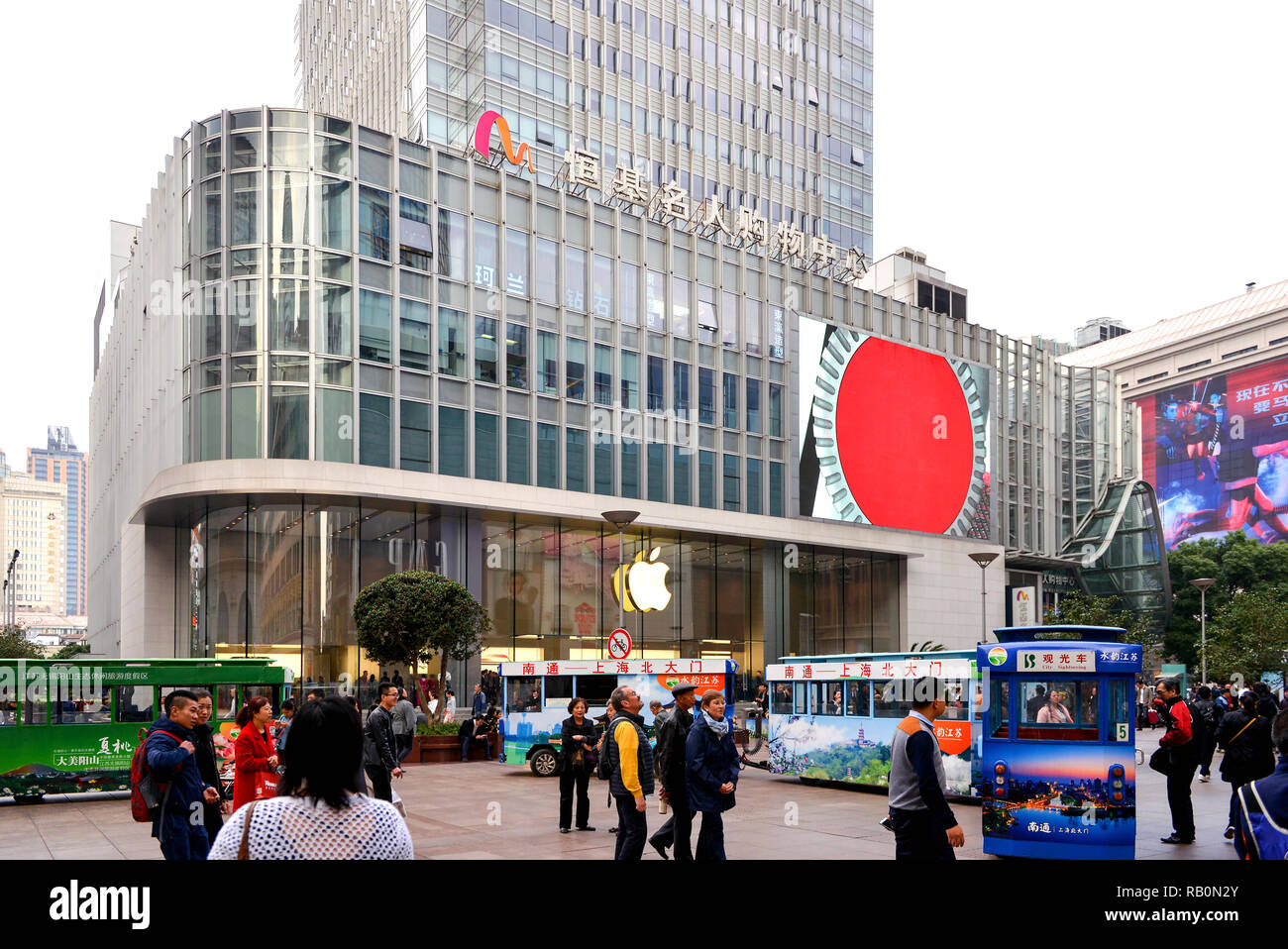 Shanghai, Chine - 11 novembre 2017 : Une grande foule de personnes près de l'Apple store sur Nanjing East Road, un quartier commerçant très occupé c'est pedestr Banque D'Images