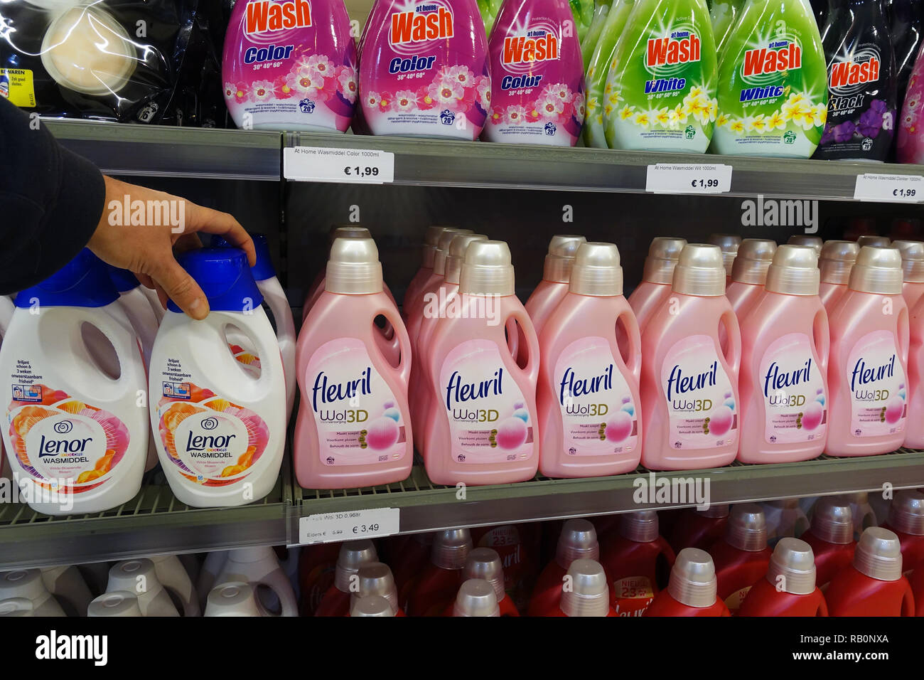 Étagères remplies de bouteilles de détergent à lessive liquide dans un magasin Banque D'Images