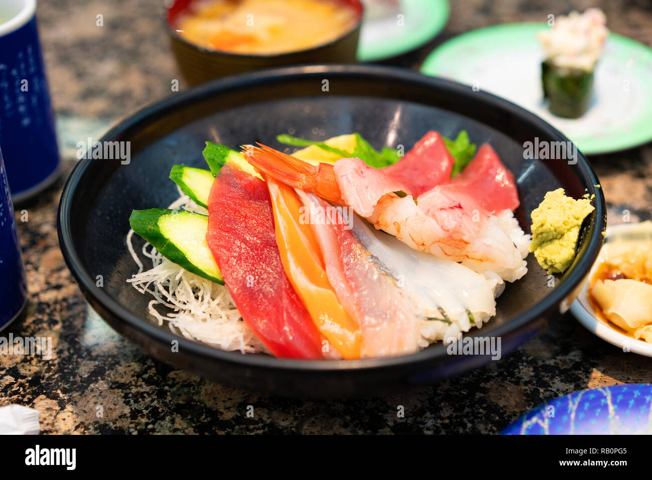 La culture de l'Asie concept - Japon traditionnel chirashi sushi, sashimi mix et le riz Banque D'Images