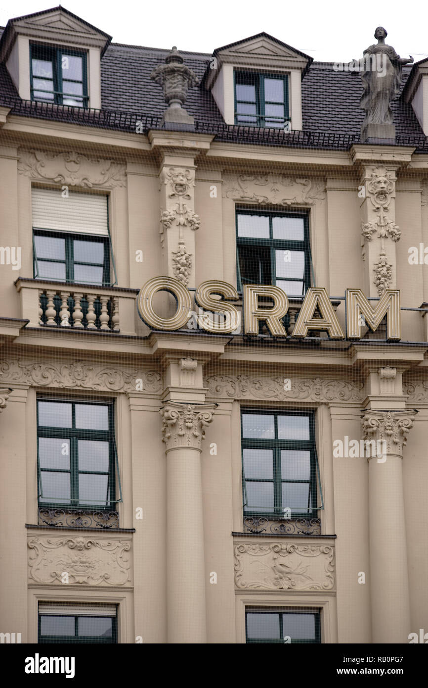Munich, Allemagne - 29 juin 2018 : Le logo de l'entreprise Osram un producteur de bulbes dans un bâtiment historique dans la vieille ville le 29 juin 2018 à Munich. Banque D'Images