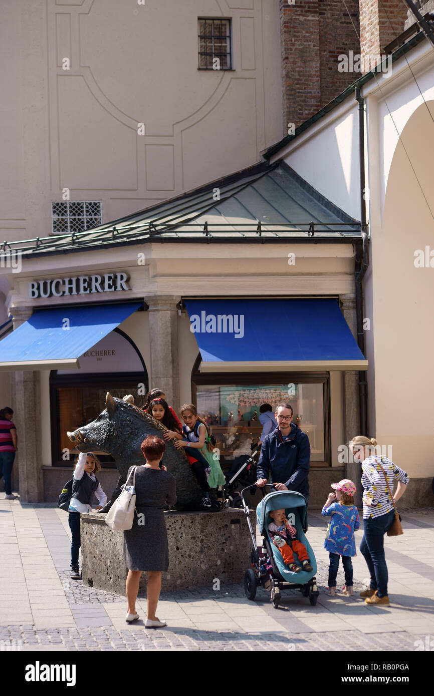 Munich, Allemagne - 29 juin 2018 : Des enfants jouent une sculpture en bronze d'un sanglier en face de la musée de la chasse et de la pêche le 29 juin 2018 en Banque D'Images