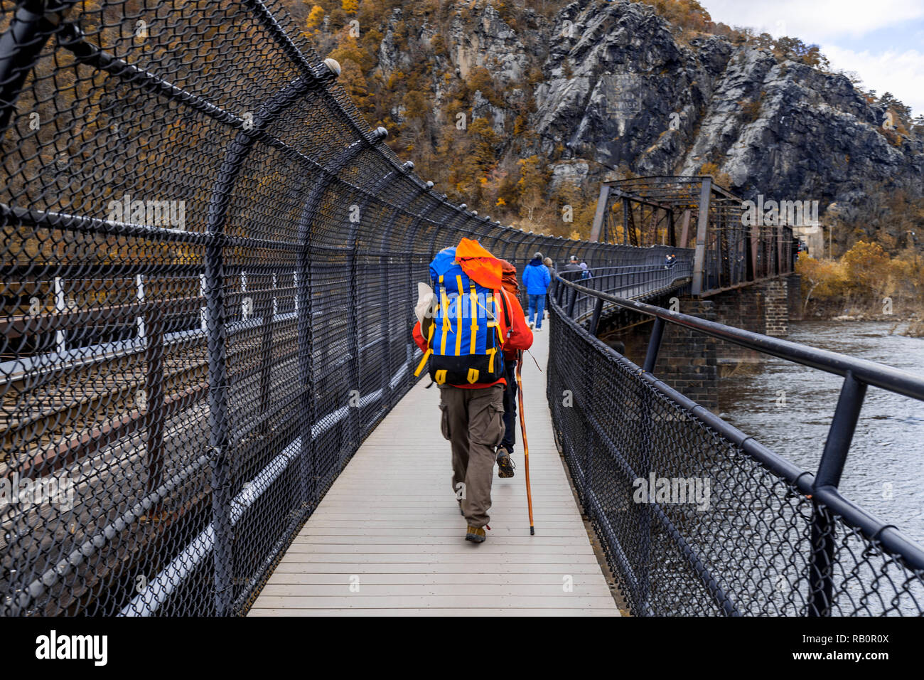 Harpers Ferry, WV, États-Unis - 3 novembre, 2018 : le sentier des Appalaches traversant la rivière Shenandoah à Harpers Ferry. Banque D'Images