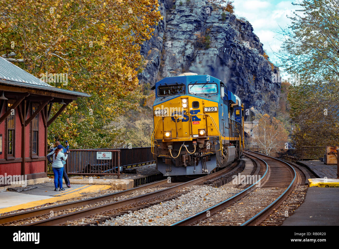 Harpers Ferry, WV, États-Unis - 3 novembre 2018 : un train de marchandises CSX entre dans la Virginie de l'ouest du Maryland. Banque D'Images