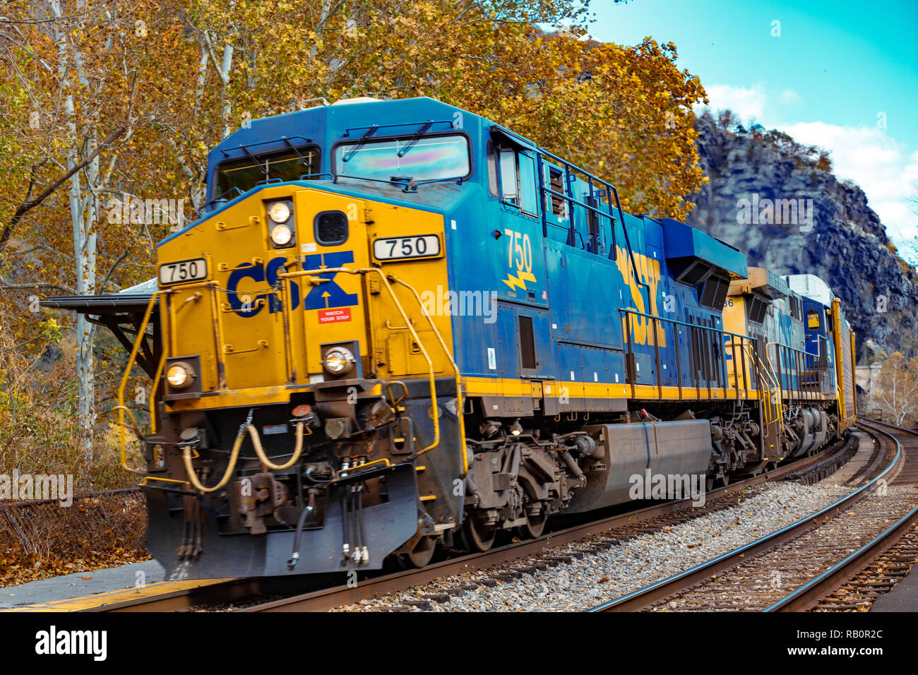 Harpers Ferry, WV, États-Unis - 3 novembre 2018 : un train de marchandises CSX entre dans la Virginie de l'ouest du Maryland. Banque D'Images