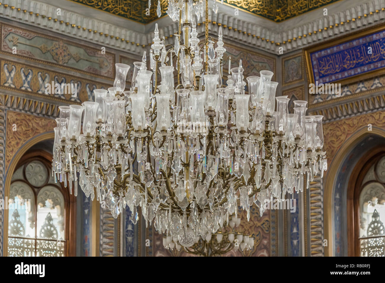 L'intérieur de la mosquée d'Aksaray, Laleli, Istanbul, Turquie, montrant le lustre orné. Banque D'Images