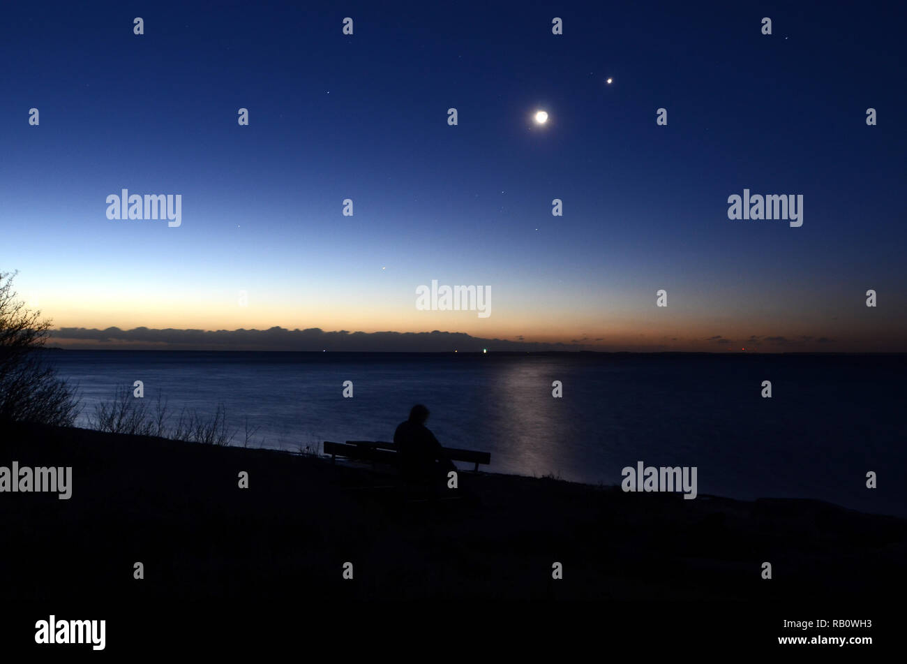 Conjonction entre la Lune et Vénus, Mars peut également être vu plus à l'horizon. Banque D'Images