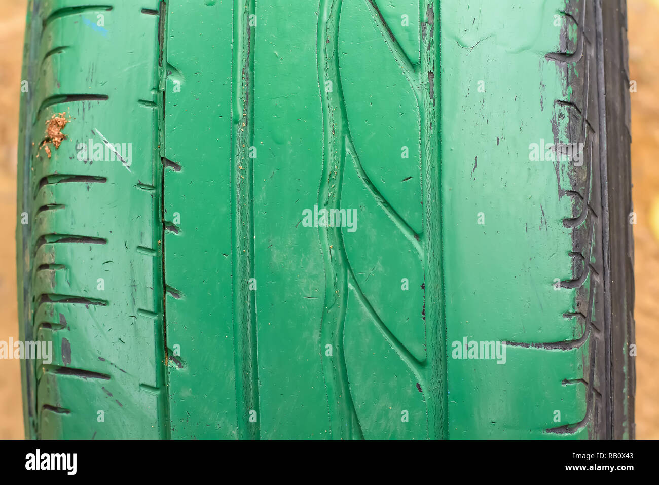 Les pneus de voiture utilisés, peint en vert Photo Stock - Alamy