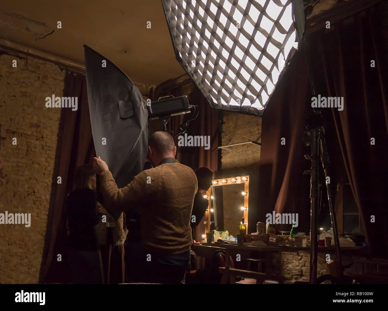 KIEV, UKRAINE, 24 déc., 2018 : processus de travail en studio, avec un photographe du Caucase et des albums en miroir. Photographie involontaire Banque D'Images