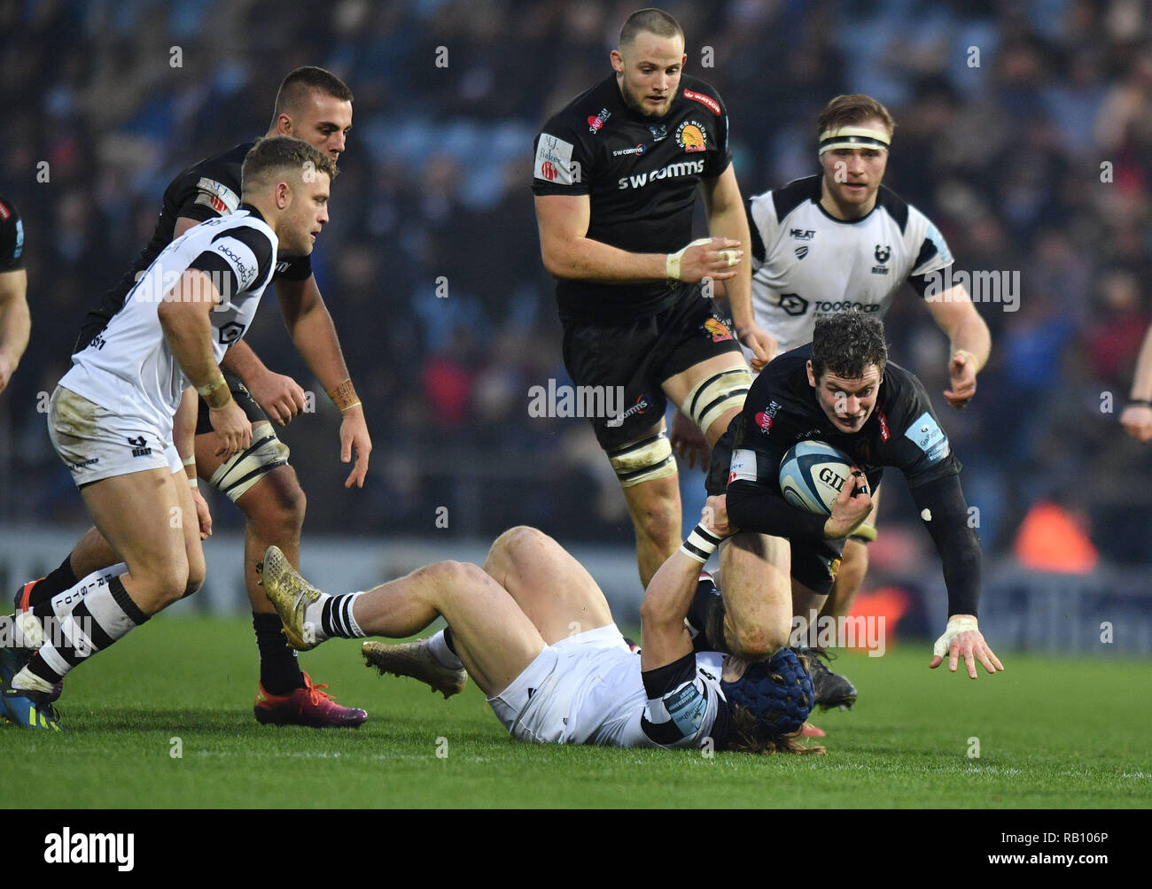 Bristol porte Harry Thacker et Exeter Chiefs Ian Whitten au cours de la Premiership match Gallagher à Sandy Park, Exeter. Banque D'Images