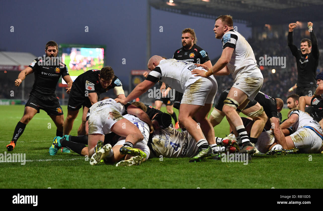 Exeter Chiefs Sean Lonsdale marque le deuxième essai du jeu au cours de la Premiership match Gallagher à Sandy Park, Exeter. Banque D'Images