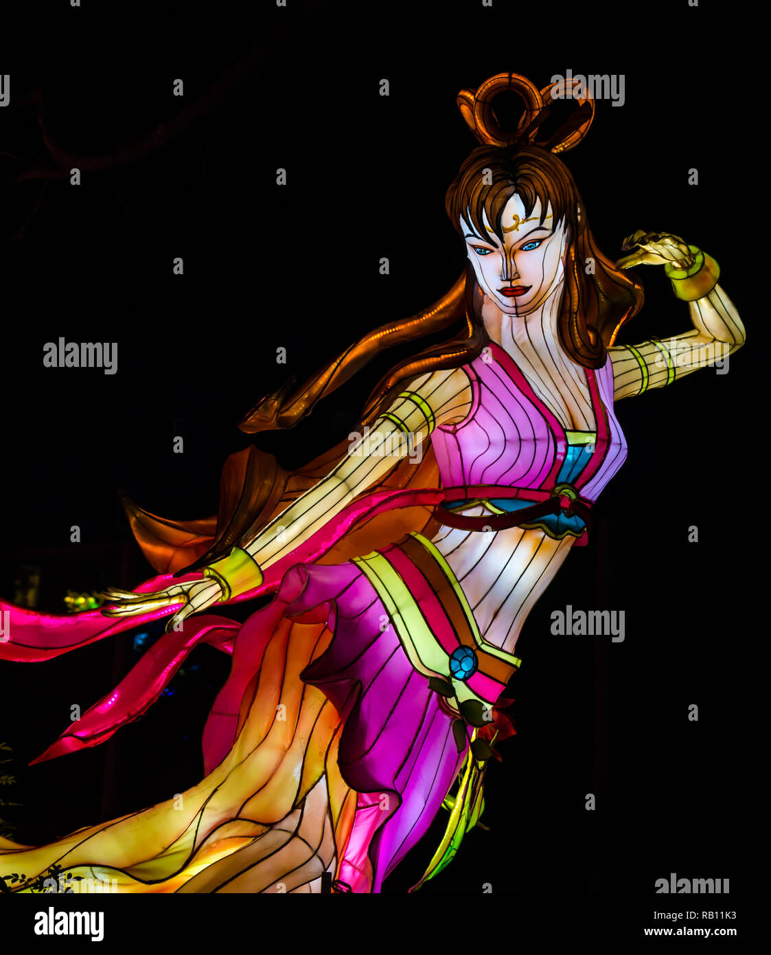 Lanternes Géantes de Chine afficher au Zoo d'Edimbourg, l'événement de Noël, Ecosse, Royaume-Uni. Une figure féminine Banque D'Images