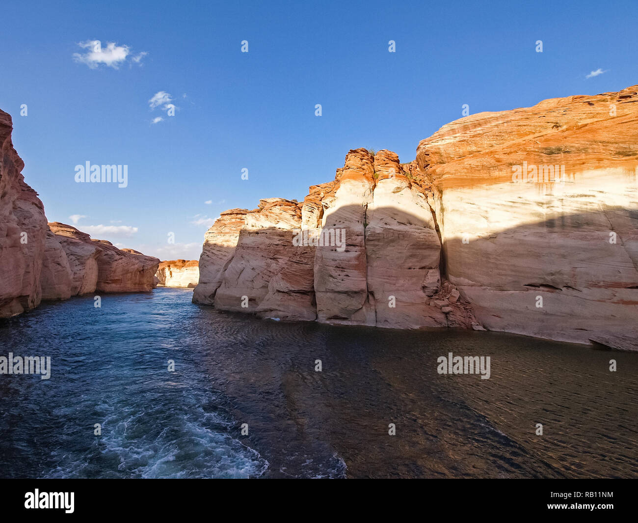 Le lac Powell est basé sur le Colorado River avec une très belle vue sur les canyoon. Beau canyon et solitaire rocks sur le Lac Powell, Utah. Banque D'Images